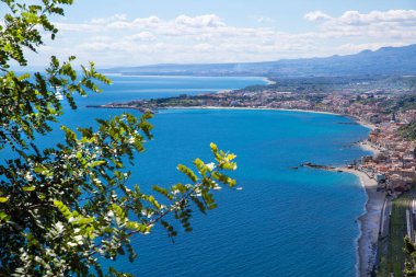 Akdeniz kıyısı, Taormina, Sicilya Adası, İtalya 'daki lüks tatil beldesi. Etna Volkanı yakınlarındaki İyon Denizi 'nin berrak suları. Hava görünümü. 