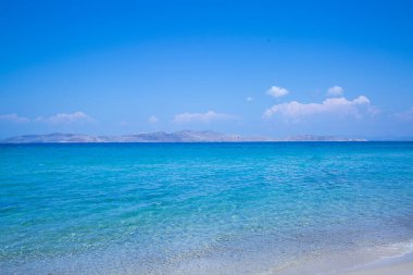 Akdeniz 'in parlak kristal suyu, Kos Adası, Yunanistan. Tatil kavramı. 