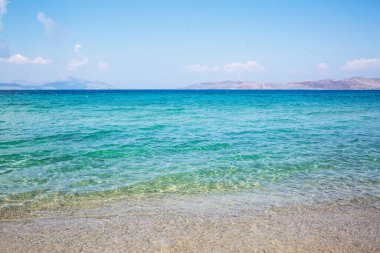 Turkuaz suyu ve güneşli mavi gökyüzü olan okyanus kıyısı. Tatil zamanı.. 