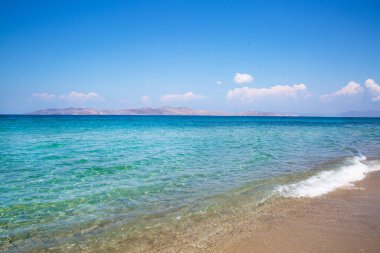Turkuaz suyu ve güneşli mavi gökyüzü olan okyanus kıyısı. Tatil zamanı.. 