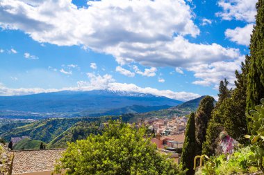 Eski Yunan tiyatrosundan Etna yanardağına güzel bir manzara. Açık mavi gökyüzü, Taormina, Sicilya Adası, İtalya. 