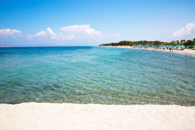 Turkuaz suyu ve güneşli mavi gökyüzü olan okyanus kıyısı. Tatil zamanı.. 
