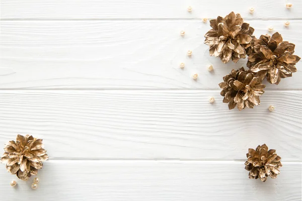 Goldene Tannenzapfen Und Perlen Auf Weißem Holzgrund Raum Für Text — Stockfoto