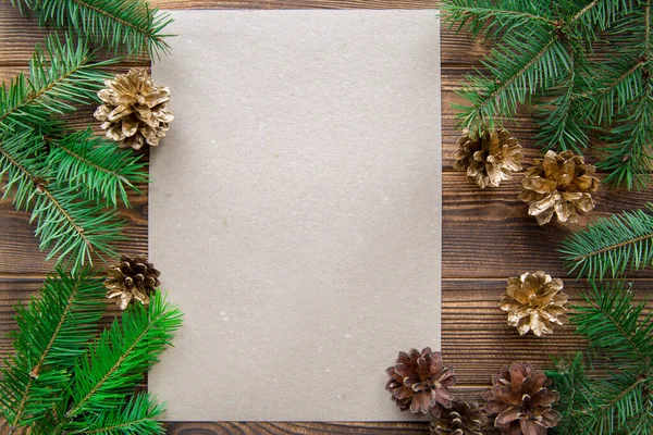 나무판 배경에는 파라오 나뭇가지와 금방울 크리스마스 인사를 카드입니다 원문을 — 스톡 사진
