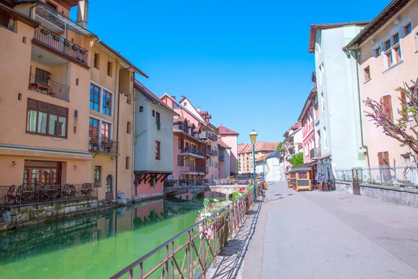 Fransa 'da yeşil Chanel ile güzel dar bir cadde. Annecy kasabası. 