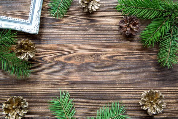 크리스마스 전나무 테이블에 솔방울 텍스트를 인사할 수있는 — 스톡 사진