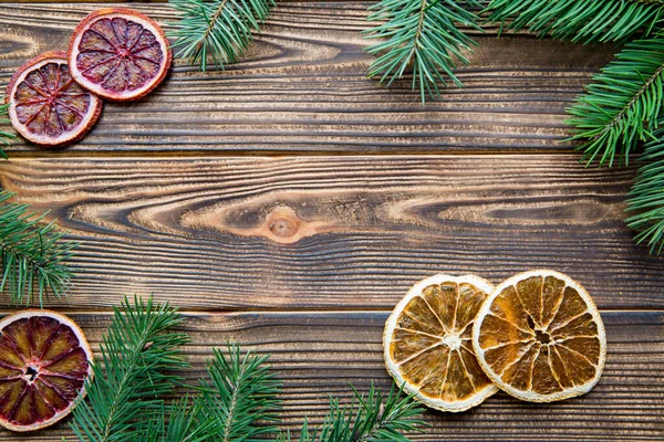 오렌지 전나무 나무로 테이블 크리스마스 인사를 빈자리 — 스톡 사진