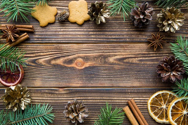 크리스마스 틀이야 황금색 원추형 나무판 배경에는 쿠키가 문자를 — 스톡 사진