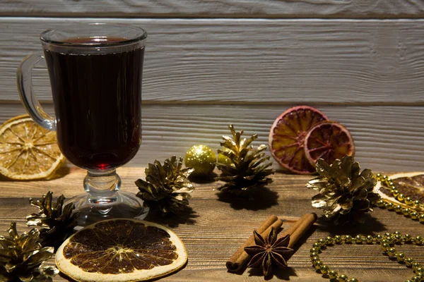 Vinho Quente Quente Laranjas Secas Laranjas Sicilianas Cones Pinheiro Dourado — Fotografia de Stock