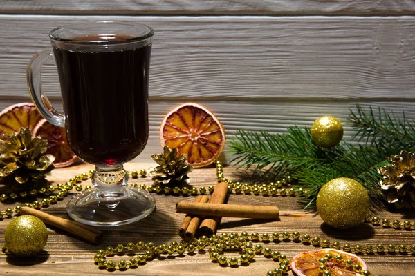 Red Mulled Wine Drinks Dried Red Oranges Slices Golden Christmas — Stock Photo, Image