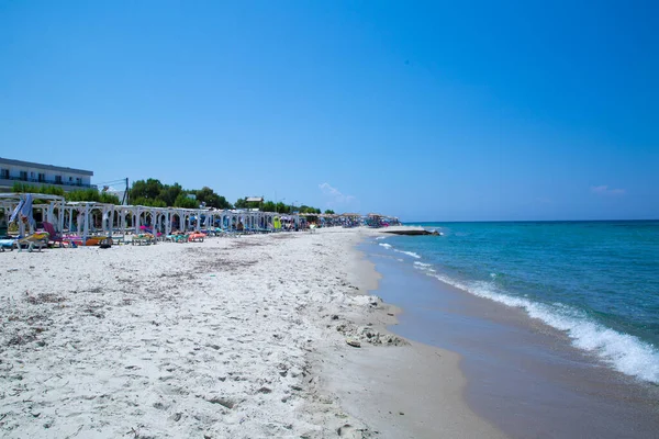 Plage Sable Blanc Eau Azur Concept Vacances Parfait Grèce Île — Photo