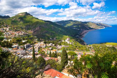 Dağların ve İyon Denizi 'nin güzel manzarası, İtalya. 