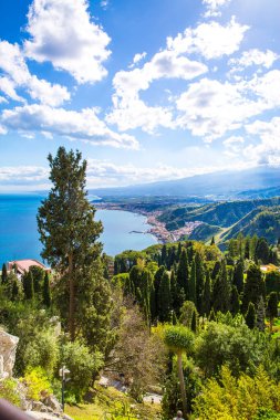 Sicilya 'nın güzel doğası, Taormina ve Etna volkanı yakınlarındaki Akdeniz, havadan panoramik manzara. İtalya. Parlak yeşil orman. 