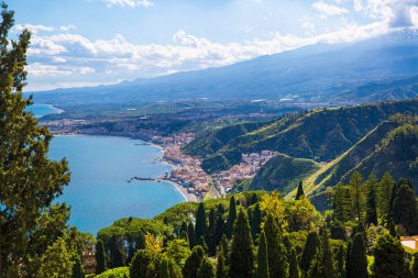 Etna volkanı ve Akdeniz 'e güzel bir manzara, Taormina, Sicilya Adası, İtalya. 