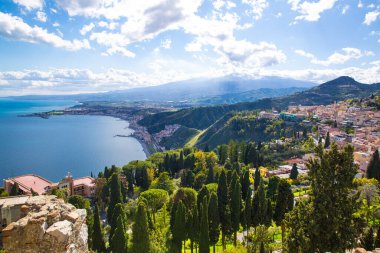 Akdeniz 'in güzel Sicilya kıyıları ve Etna Dağı - aktif volkan, Taormina, Sicilya Adası, İtalya.