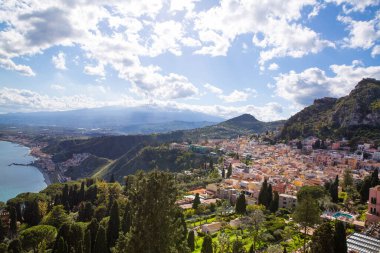 Taormina ve Etna volkanı güzel manzara, Sicilya adası, İtalya. 