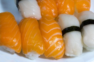 Taze suşi, somon balığı ve tereyağlı suşi karışımı. Lezzetli taze Japon mutfağı. Asya yemekleri. Susi.. 