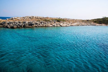 Türkiye ve Yunanistan sınırı yakınlarındaki Akdeniz 'in parlak kristal suyu. 