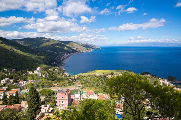 Parlak mavi İyon denizi (Akdeniz), Taornima kıyılarının güneş manzarası, Sicilya adası, İtalya. 