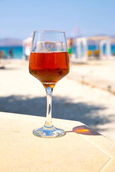 Bicchiere Vino Sulla Spiaggia Concetto Relax Sulla Spiaggia Estiva — Foto Stock