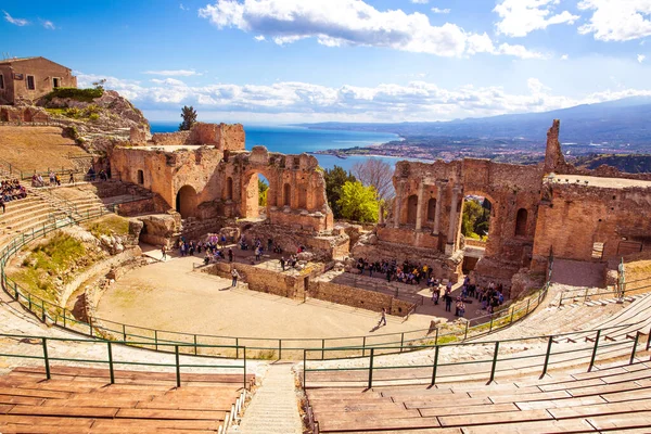 İtalya 'nın Sicilya adasındaki Taormina kentinde Yunan tiyatrosu panoramik manzarası. 