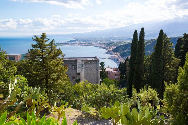 Hermoso Paisaje Italiano Volcán Etna Mar Mediterráneo Techos Edificios Típicos — Foto de Stock