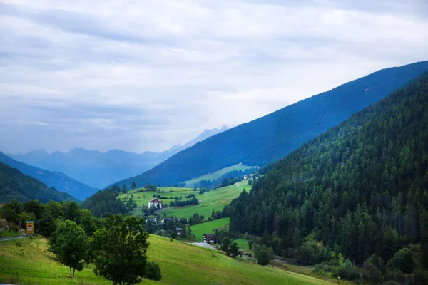 Dolomity Apls Panorama Szwajcarii Krajobraz Alp Dolomitowych Zielona Dolina Wysokimi — Zdjęcie stockowe