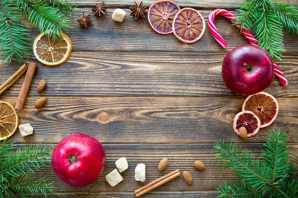 크리스마스 사과와 향료와 오렌지 색깔의 가지를 나무상에 놓았다 텍스트의 — 스톡 사진