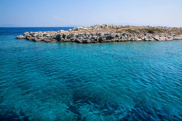 海の真ん中にあるターコイズブルーの水と無人島 — ストック写真