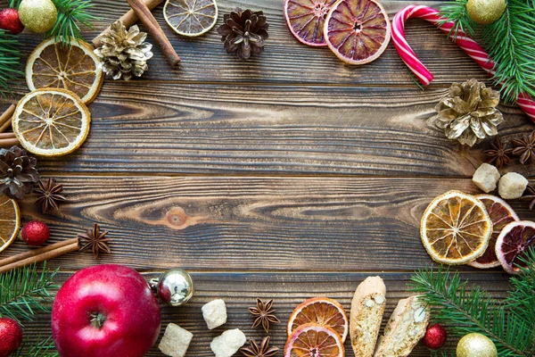 크리스마스 테이블 프레임은 오렌지 사탕수수 롤리팝 크리스마스 스틱으로 만들어 가지와 — 스톡 사진