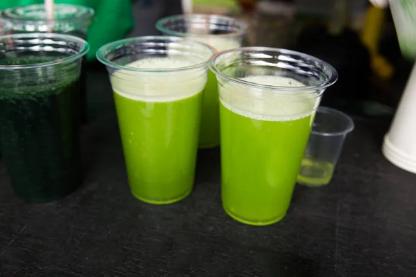 Sarmaşık, klorella ve ahşap kaplamalı yeşil smoothie kokteyli. Sağlıklı vejetaryen yaz detoksu.