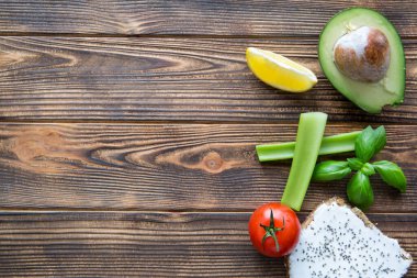 Bir parça avokado, krem peynirli sandviç, kinoa, fesleğen yaprağı ve kahverengi ahşap masada kiraz. Sağlıklı taze gıda geçmişi. Mesaj için yer var. Boşluğu kopyala. 