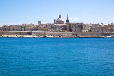 Valletta panoramik manzara, Malta. Akdeniz 'in parlak mavi suları. Sliema 'dan Görünüm. 