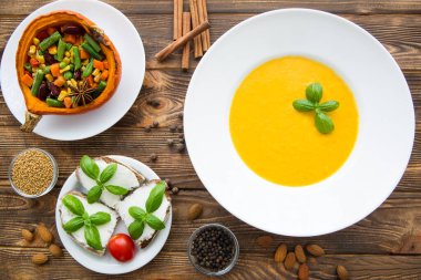 Fesleğen yapraklı kabak kremalı çorba, sebzeli fırında kabak: havuç, fasulye, kayısı, krem peynirli bruschetta ve domates. Şükran Günü geçmişi. Sonbahar balkabağı baharatı. 