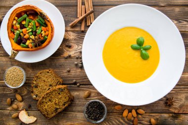 Lezzetli balkabağı kremalı çorba, baharat ve soğanla harmanlanmış, sebzeli balkabağı, havuç, fasulye, mısır ve kayısı, tarçın, anason ve biber ile doldurulmuş.. 