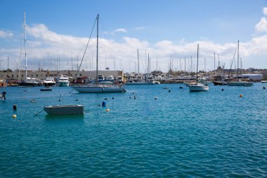 Sliema 'da panoramik manzara, yelkenli tekne ve Akdeniz' in güzel yeşil suları. Malta ülkesi. 