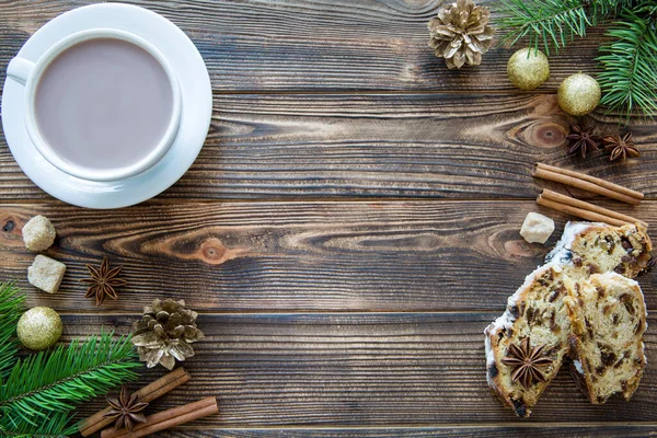 Filiżanka Gorącego Kakao Plasterki Tradycyjnego Tortu Świątecznego Brązowym Tle Stołu — Zdjęcie stockowe