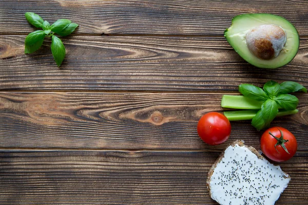 Mitad Aguacate Sobre Fondo Mesa Madera Marrón Sandwiches Con Queso — Foto de Stock