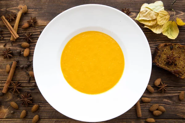 Вкусный Тыквенный Сливочный Суп Смешанный Специями Луком Вид Сверху Осеннее — стоковое фото