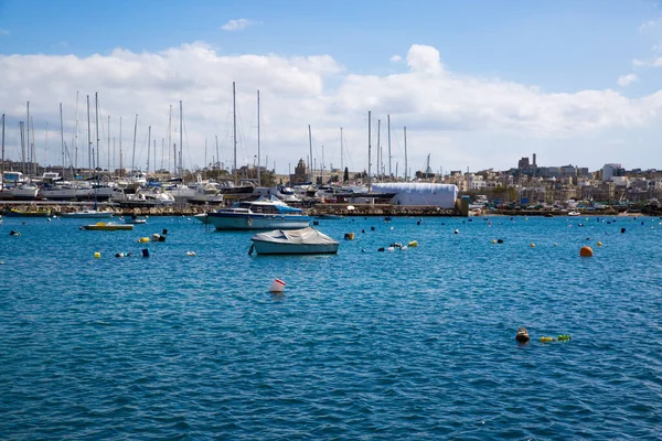 Panoramautsikt Sliema Segelbåt Och Vackra Blå Vatten Medelhavet Malta Land — Stockfoto
