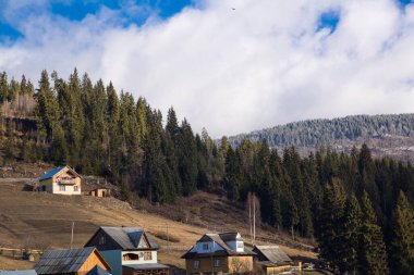 Bukovel, Carpathian dağları, Ukrayna 'da evleri, kulübeleri ve ormanları olan kış kayak merkezi manzarası. 