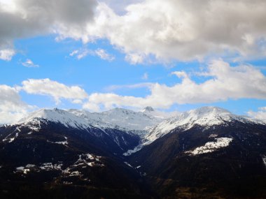 İsviçre 'de Alpler, St. Moritz. Karla kaplı güzel tepeler. Lüks tatil köyleri olan bir yer.         