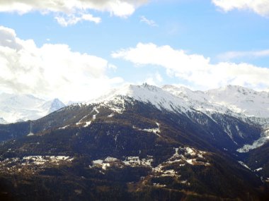 İsviçre 'de Alpler, St. Moritz. Karla kaplı güzel tepeler. Lüks tatil köyleri olan bir yer.         