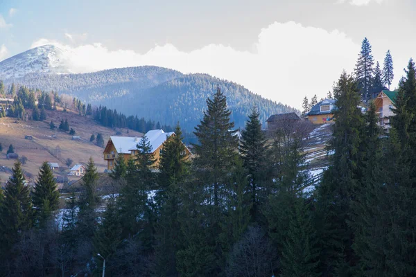 ブコヴェル カルパティア山脈 ウクライナの家 コテージ 森と冬のスキーリゾートの冬の景色 — ストック写真