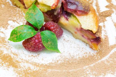 Kırmızı ahududulu elmalı turta, kavrulmuş meyveli turta..