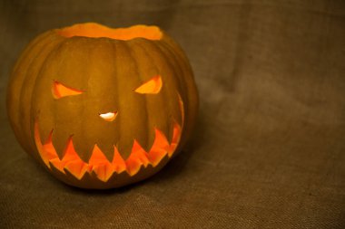 Cadılar Bayramı sembolü Jack-o-Lantern. Yanan mumlarla oyulmuş korkunç balkabağı. Boşluğu kopyala. 