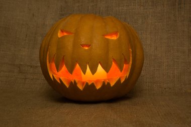 Cadılar Bayramı sembolü Jack-o-Lantern. Yanan mumlarla oyulmuş korkunç balkabağı. Boşluğu kopyala. 