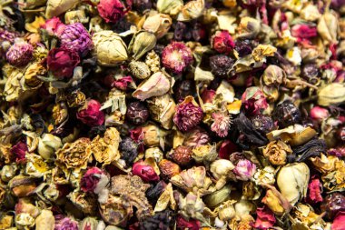 Bitki çayı, farklı akarsuların, bitkilerin ve bitkilerin karışımı.. 