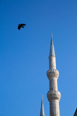 İslami minareler ve kuşlar, mavi gökyüzü, yaklaşın. 