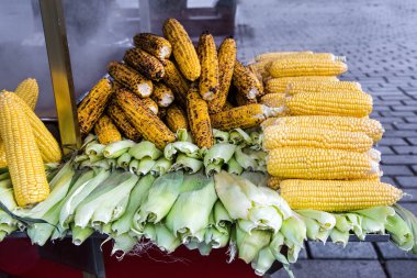 Izgara mısır koçanı. Türk sokak yemekleri, sağlıklı ve lezzetli atıştırmalıklar.. 